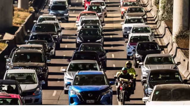 El programa Hoy No Circula es una medida ambiental que restringe la circulación vehicular en días específicos