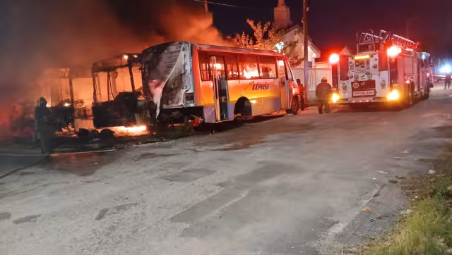 Se incendian minibuses abandonados en la colonia Sambulá.
