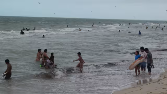 Durante las primeras horas de la mañana, los rayos del sol impactaron la costa y no se avistaba una jornada con cielo nublado