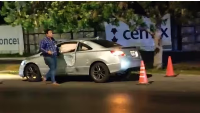 Hombre impactado por un automóvil quedo tendido y ensangrentado en el carril central