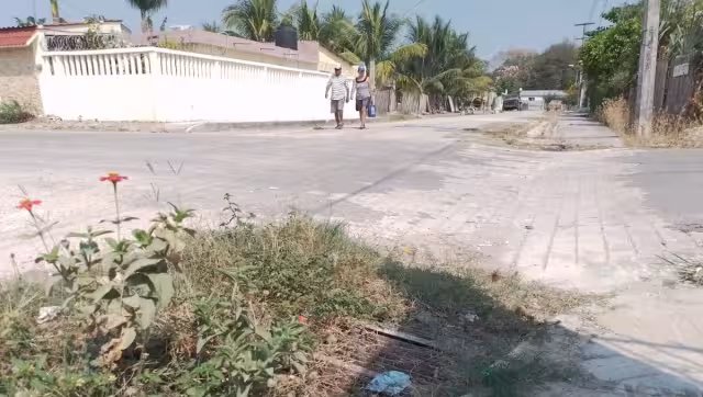 Hay ciudadanos que obstruyen las vialidades con material y desechos