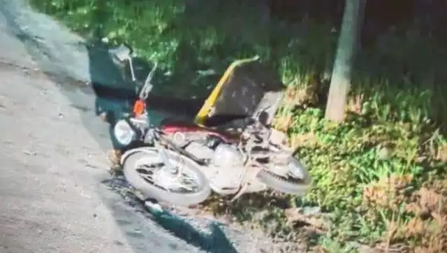 Motorepartidor pierde el control de su vehículo y derrapa en las calles de Chetumal