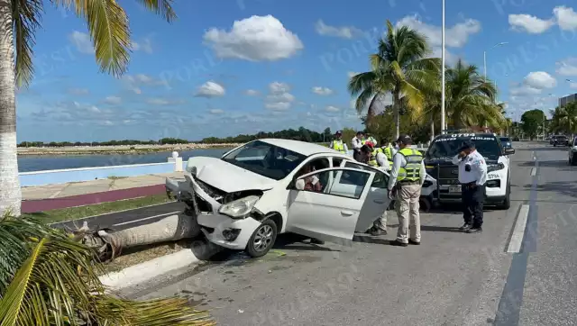 Exceso de velocidad provoca fuerte accidente en el malecón de Campeche; dos adultos mayores lesionados