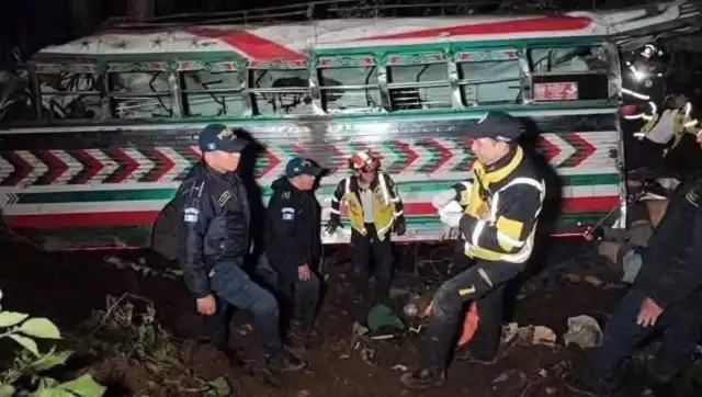 Familiares de las víctimas acudieron a la zona del accidente y a hospitales cercanos en busca de información