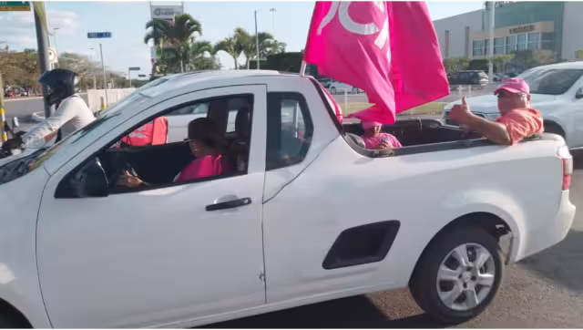 Pocos fueron los carros que acudieron a apoyar a la candidata