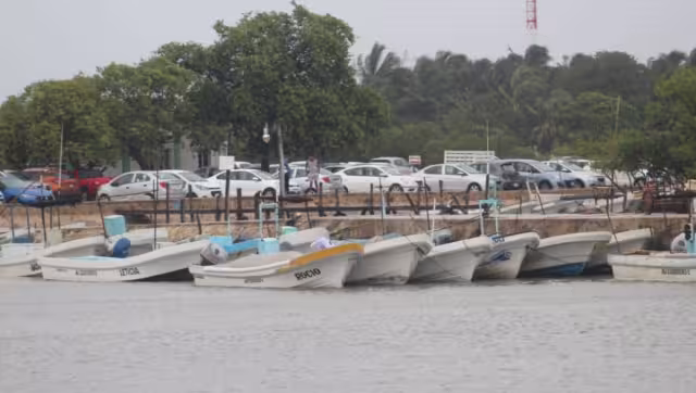 Los hombres de mar esperan que el clima mejore para ir a trabajar y tener ingresos, ya que su economía se vio afectada.