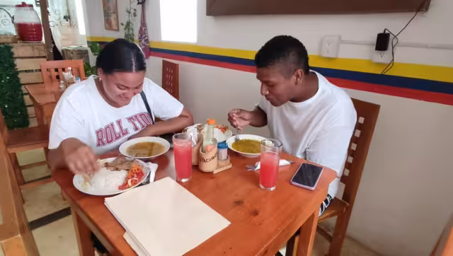 Personas de otras naciones se han arriesgado a vender comida de sus países de origen, pero se les complica conseguir los productos.