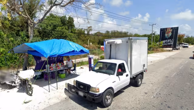 Aparte de representar un riesgo laborar en una vía rápida, los negocios generaban una gran cantidad de basura.
