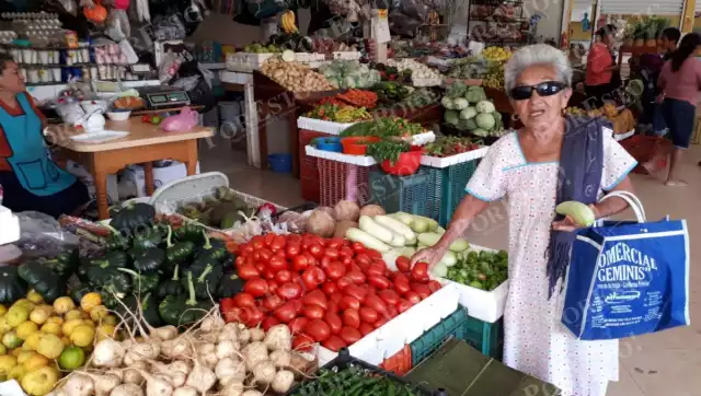 Locatarios alertan por incremento en precios de verduras previo a Navidad