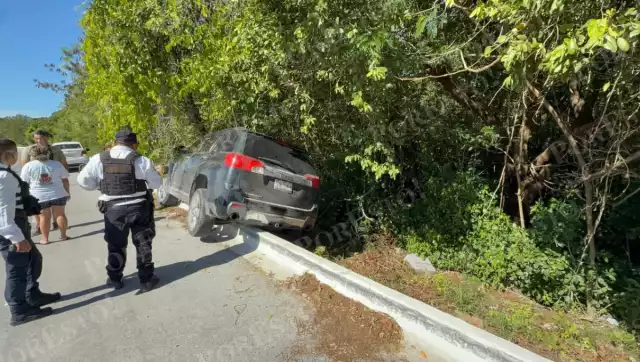 Camioneta se sale del camino en la zona del manglar por exceso de velocidad.