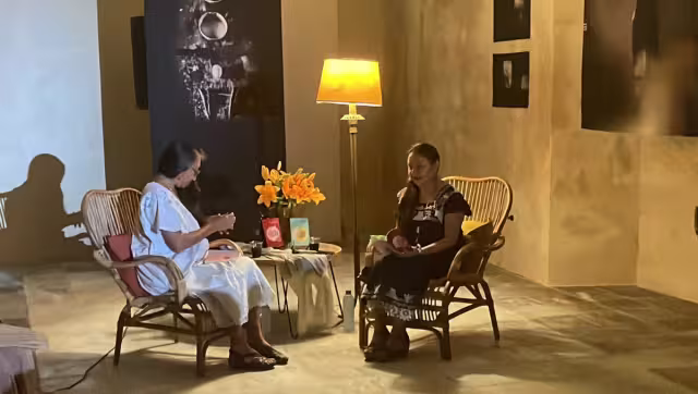 Al terminar la lectura, las intérpretes recibieron una ovación de pie por parte de los asistentes