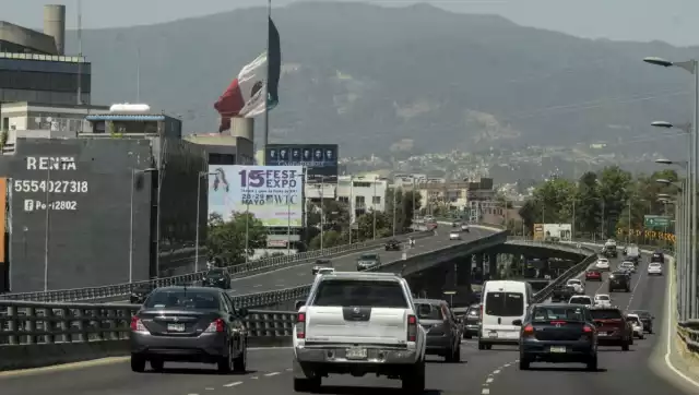 El programa Hoy No Circula es una medida ambiental que restringe la circulación vehicular en días específicos