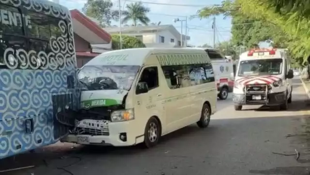 Fuerte accidente entre transporte público moviliza ambulancias de la SSP en Mérida