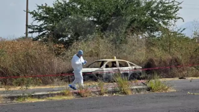 Medios locales reportaron que, alrededor del automóvil calcinado, autoridades localizaron más de 100 casquillos percutidos de grueso calibre