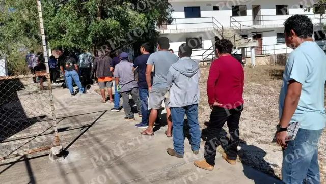 Cobro lento y largas filas marcan arranque del canje de placas en Hopelchén