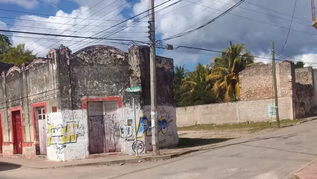 Habitantes de Peto exigen a CFE reemplazo urgente de postes dañados