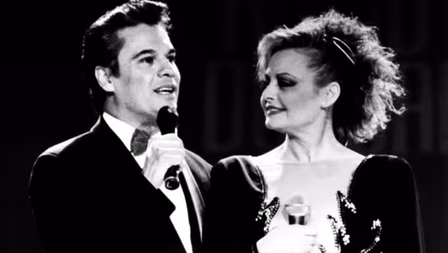 La española interpretó canciones de uno de los cantautores más importantes en el país, Juan Gabriel, con quien además forjó una gran amistad. Foto: Instagram @rociodurcalparasiempre