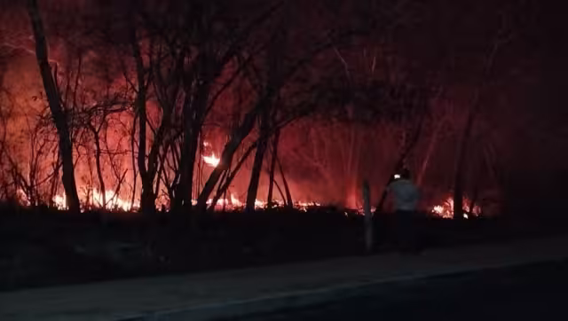 El incendio comenzó alrededor de las 5 de la tarde de este lunes