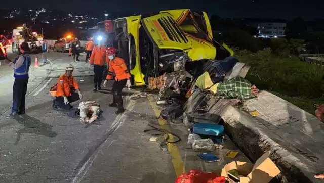 De acuerdo con los primeros reportes, la unidad perdió estabilidad al ingresar a una rampa de salida curva en la autopista de peaje Krapyak
