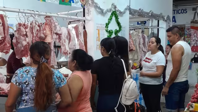 Familias abarrotan los mercados para comprar los insumos para la cena navideña