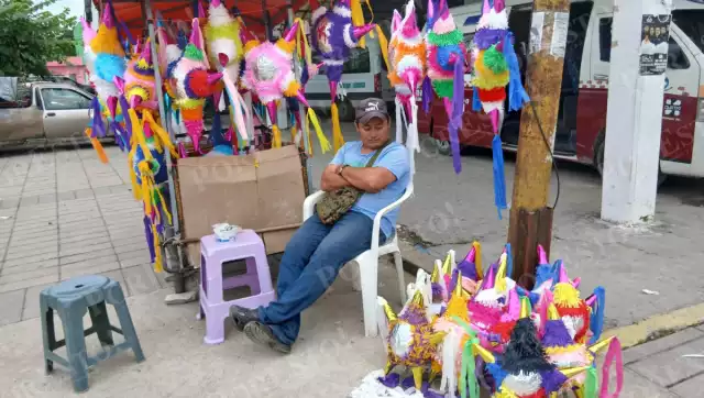 Piñatero de Escárcega lleva más de 10 años dedicado a la elaboración de piñatas.