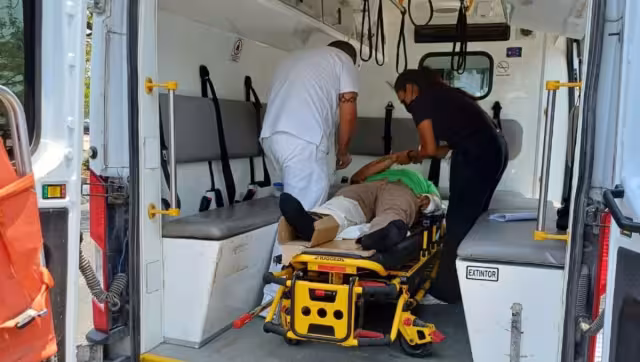 El motociclista fue atendido por personal médico en Escárcega