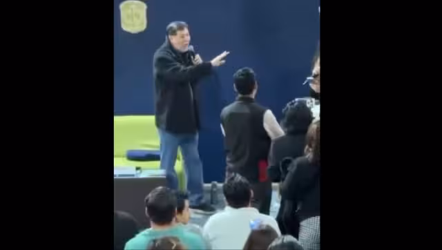 A pesar de las interrupciones, aseguró que no tenía problema en que los inconformes permanecieran