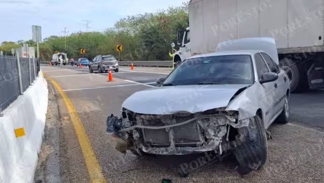 Dos vehículos patinaron por la llovizna provocada por un frente frío.