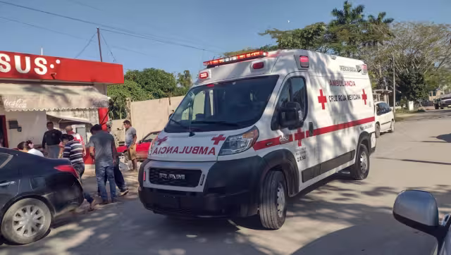 Paramédicos acudieron al lugar para brindarle atención.
