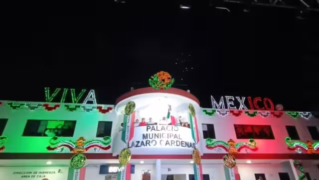 Algunos optarán ver la transmisión del evento en la televisión, mientras que otros eligen acudir a la Plaza de la Constitución para vitorear el grito con las autoridades.