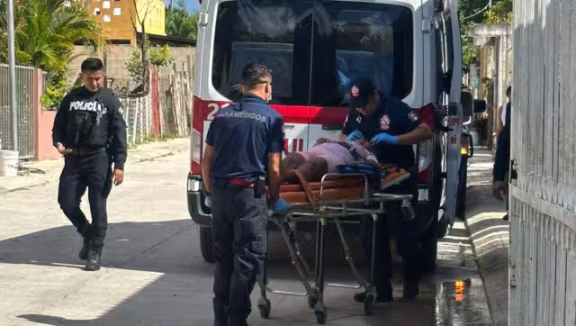 Cuerpos de rescate trasladaron a la lesionada al Hospital General.