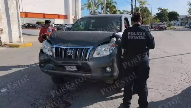 Choque por alcance entre camioneta y tráiler paraliza momentáneamente la avenida Miguel Alemán