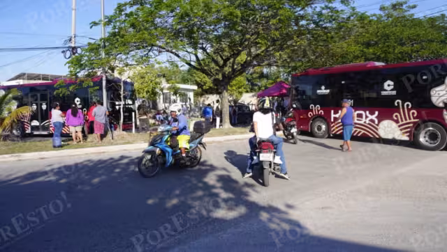 Usuarios del Ko’ox sobreviven al sol, filas y protestas mientras esperan el camión en Campeche