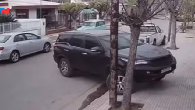 El conductor tuvo que correr para recuperar a la camioneta