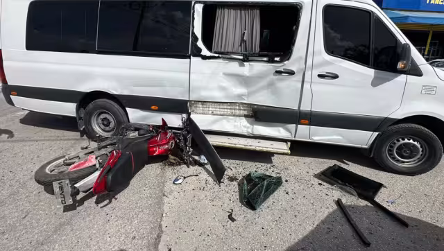 El operador de la van, que llevaba a un grupo de turistas nacionales, circulaba de sur a norte