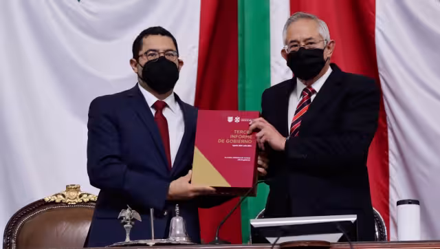 Martí Batres entregó el Tercer Informe de Gobierno de la Ciudad de México a Jorge Gaviño, presidente de la Mesa de Decanos del Congreso de la capital