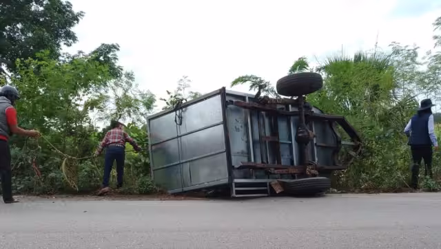 Con ayuda de sogas y otras camionetas, se consiguió colocar el remolque en la carpeta de rodamiento