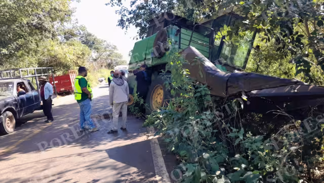 Aparatoso accidente en Calkiní–Uxmal moviliza a cuerpos de emergencia