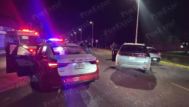 Camioneta provoca choque en Colosio; ruletero lesionado y pasajeros ilesos