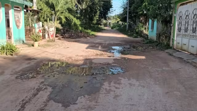 La entrevistada dijo que todos los días lleva a sus hijos al colegio a bordo de su bicicleta, pero el deplorable estado de las vialidades le dificulta circular