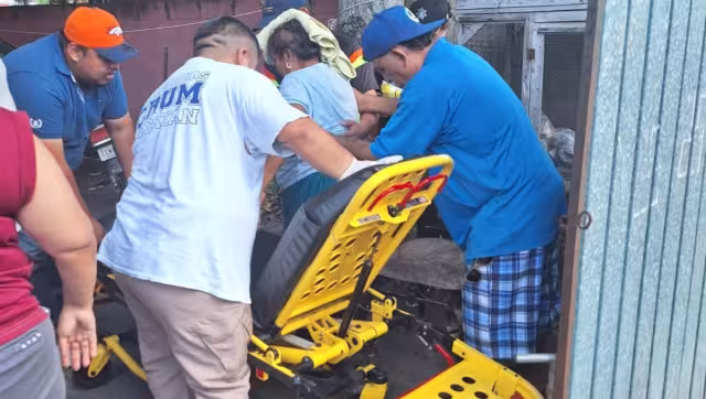 Los paramédicos estabilizaron a la adulta mayor y la trasladaron a la clínica del IMSS de Motul