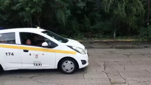 Piden vecinos de la colonia Villas Oxtankah atender de una vez por todas el mal estado de la Avenida Mariano Angulo