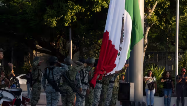 Autoridades civiles y militares izaron la bandera como muestra del fortalecimiento de los valores cívicos