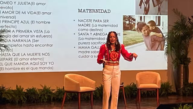 “Las mujeres es mucho más que una procreadora", compartió ante cerca de 200 asistentes