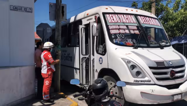 Los pasajeros auxiliaron a la mujer para que no perdiera la vida