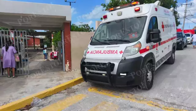 Menor sufre caída dentro de escuela en la colonia Minas, Campeche; acuden paramédicos