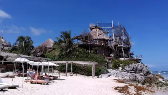 Además de usar su zona concesionada, el Hotel Azulik de Tulum colocó postes con sogas para impedir el paso de bañistas