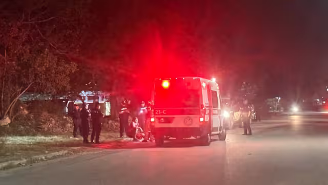 El sujeto corría pidiendo ayuda, ya con una bala a la altura del glúteo, de acuerdo a los reportes preliminares.
