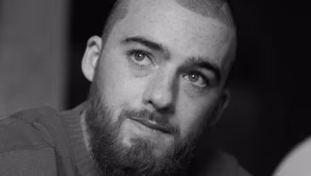 Angus nació en Oakland en 1998