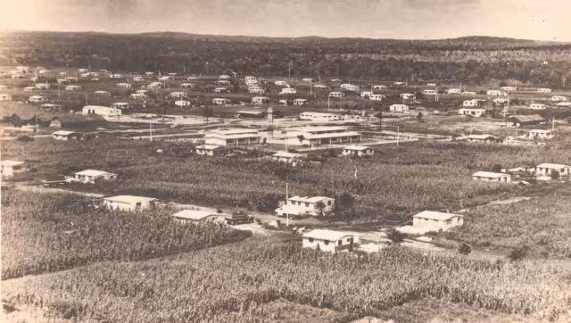 Los primeros pobladores llegaron en cinco camiones de pasajeros a las 06:00 horas